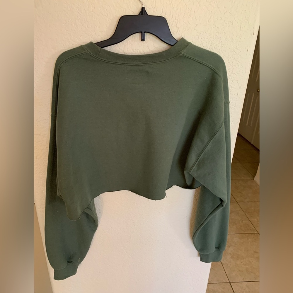 Super cute army green, sweatshirt crop top.